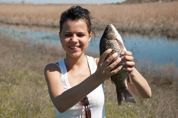 Chica con pescado —  Fotos de Stock