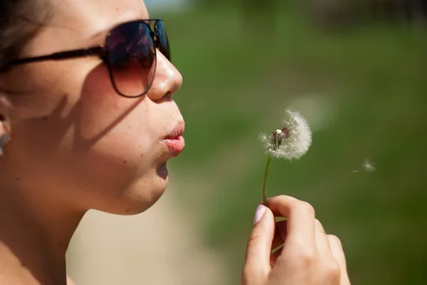 Girl and dandelion — Stock Photo, Image