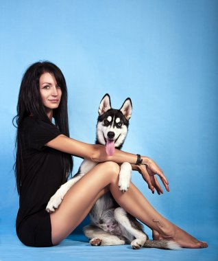 bir köpek ile stüdyoda güzel kız