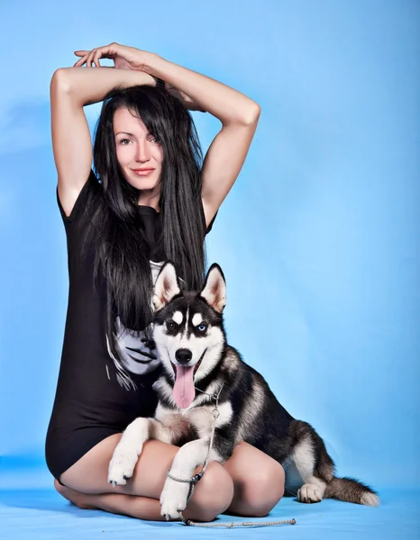 Schönes Mädchen im Studio mit Hund — Stockfoto