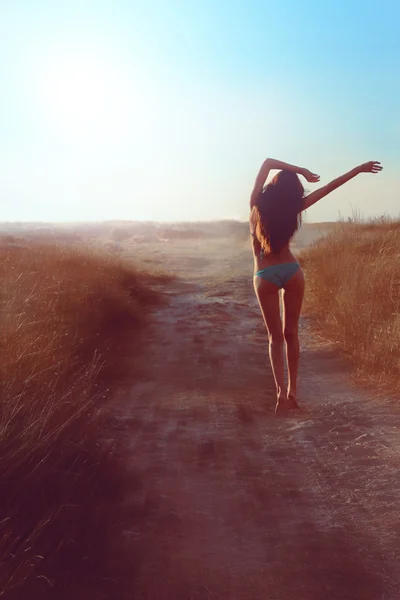 Woman and nature — Stock Photo, Image