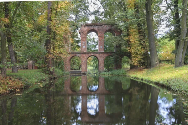 Ruïnes van aquaduct, romantische tuin in arkadia, Polen — Stockfoto
