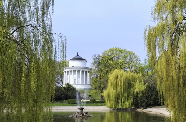 Lake en tempel van vesta in Saksische tuin in Warschau in het voorjaar, Polen — Stockfoto