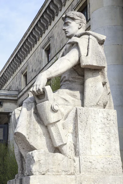 The Worker Statue, Palace of Culture & Science in Warsaw, Poland — Stock Photo, Image