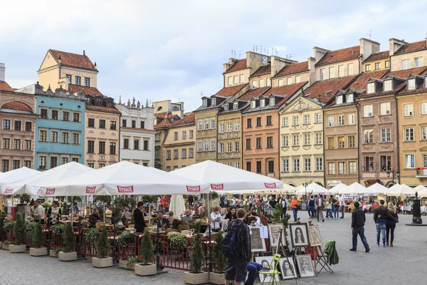 Oude stadsplein markt in Warschau, Vrijdagmiddag — Stockfoto