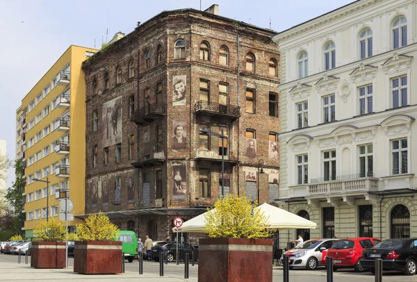 Contrastes en Varsovia, Plaza Grzybowski — Foto de Stock