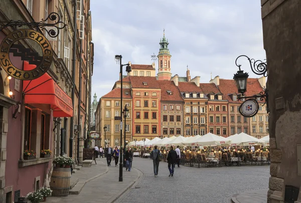 Praça do Mercado da Cidade Velha, Varsóvia, Polónia - Sexta-feira à tarde Imagens De Bancos De Imagens