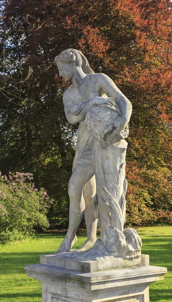 Statue depicting an allegory of water, Royal Łazienki Garden — Stock Photo, Image