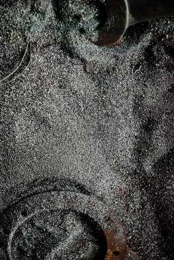 eski paslı demir parçaları