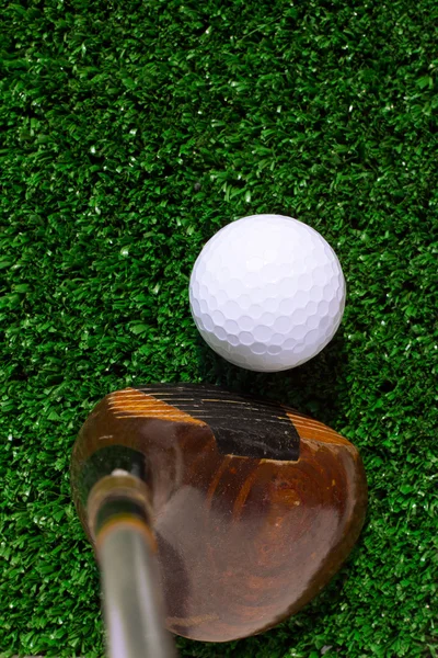 Golfboll och putter — Stockfoto