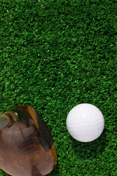 Golfboll och putter — Stockfoto