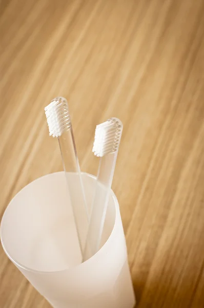 แปรงสีฟันในแก้ว — ภาพถ่ายสต็อก