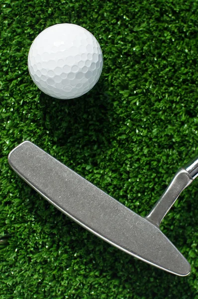 Golfboll och putter — Stockfoto