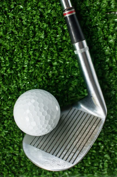 Golfboll och putter — Stockfoto