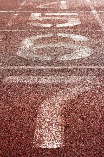 Número em uma pista de corrida ao ar livre — Fotografia de Stock