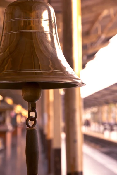 Antigua campana en la estación de tren con luz del amanecer —  Fotos de Stock