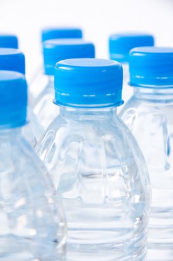 Grup plastik şişe su