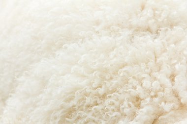 olgunlaşmamış pirinç dövülerek