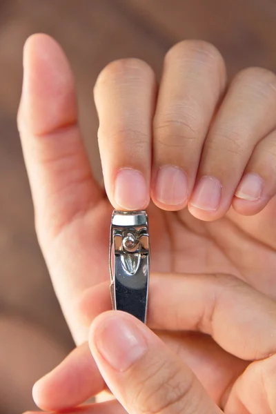 Manicure mão com cortador de unhas — Fotografia de Stock