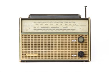 Vintage radyo beyaz zemin üzerine.