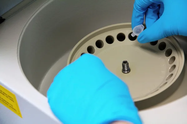 Research scientist putting test tube into real-time pcr machine — Stock Photo, Image