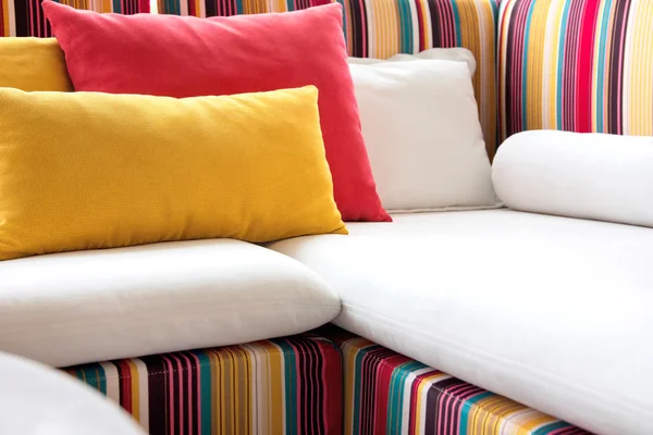 Almofada colorida no sofá — Fotografia de Stock