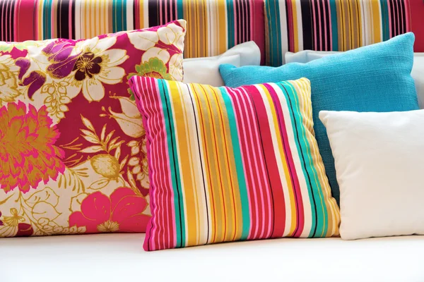 Разноцветные подушки на диване . — стоковое фото