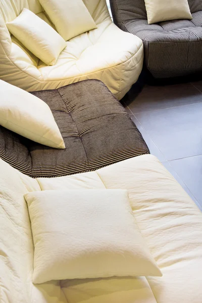М'яка подушка в дивані — стокове фото