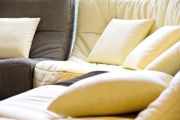 Мягкая подушка в диване — стоковое фото