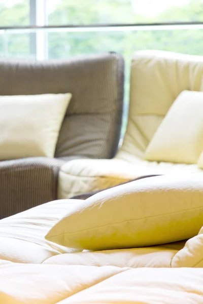 Morbido cuscino in divano — Foto Stock