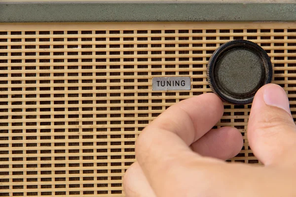 Mão com botão de rádio sintonizador — Fotografia de Stock