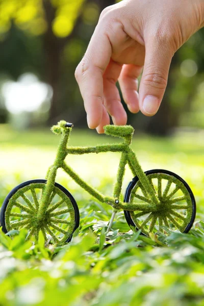 Mano sosteniendo bicicleta verde — Foto de Stock