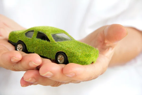 Mão segurando Eco ícone do carro — Fotografia de Stock