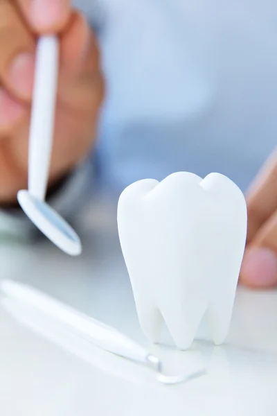 Tandarts houden tandheelkundige spiegel, tandhygiëne concept — Stockfoto