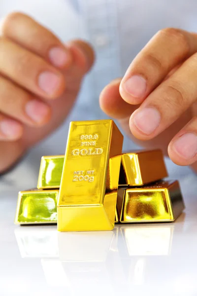 Hand hält Goldbarren — Stockfoto