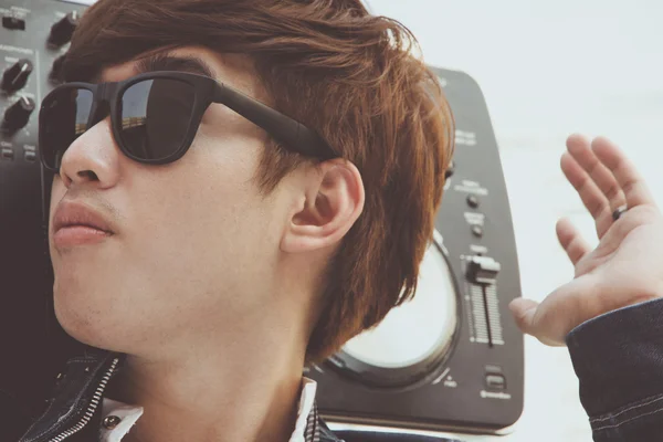 Snygg asiatisk kille med skivspelare dj-mixer — Stockfoto