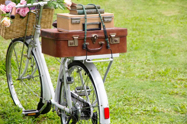 Bicicleta vintage com um saco — Fotografia de Stock