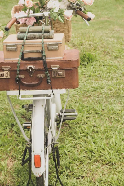 Zabytkowych rowerów z torbą — Zdjęcie stockowe