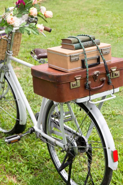 Bicicleta vintage com um saco — Fotografia de Stock