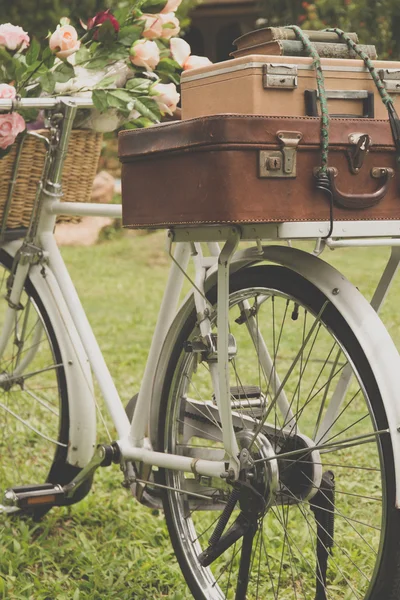 Oldtimer-Fahrrad mit Tasche — Stockfoto