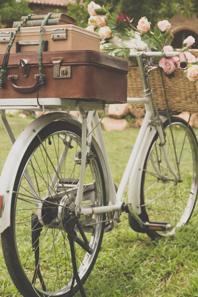 Вінтажний велосипед з сумкою — стокове фото