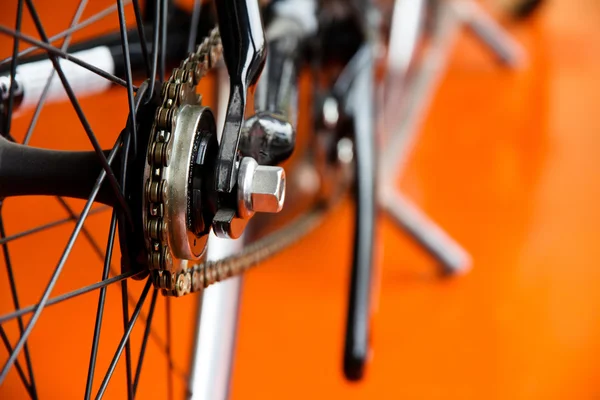 Tiro baixo de rodas de bicicleta e roda de engrenagens — Fotografia de Stock