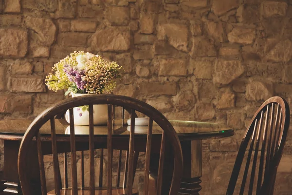 Cadeira e mesa vintage com flor — Fotografia de Stock