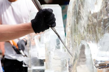 bir icecarver bir blok keser