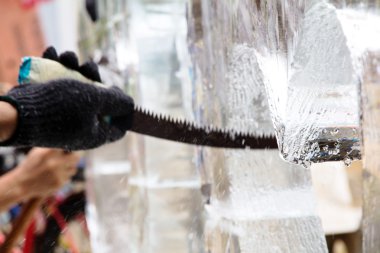 bir icecarver bir blok keser