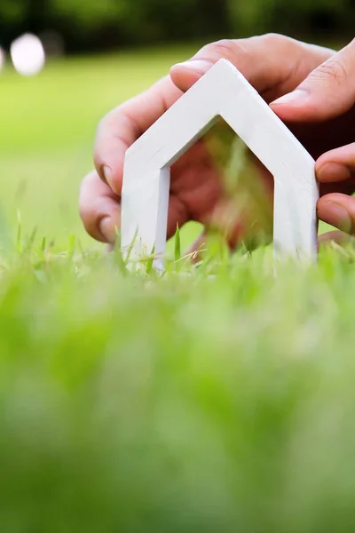 Mão segurando ícone casa — Fotografia de Stock