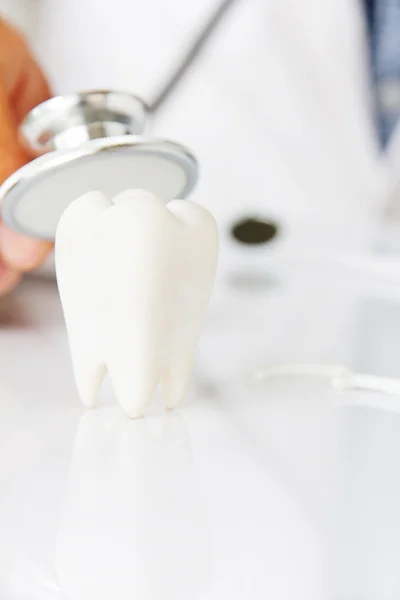 Molar com fundo dentista — Fotografia de Stock