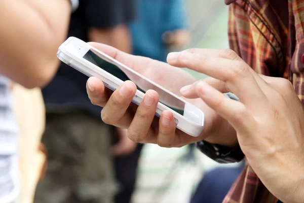 Teenage girl text messaging on her phone — Stock Photo, Image