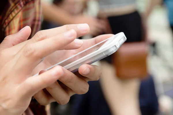 Teenagermädchen SMS auf ihrem Handy — Stockfoto