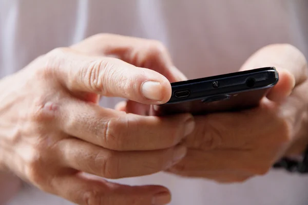 Homme avec téléphone intelligent — Photo